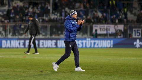 Torsten Lieberknecht läuft nach der Niederlage gegen Düsseldorf übers Feld und applaudiert