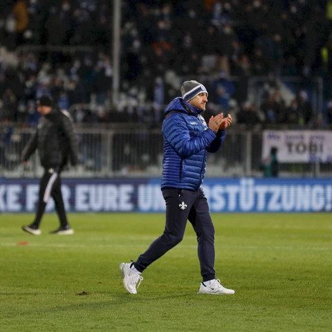Torsten Lieberknecht läuft nach der Niederlage gegen Düsseldorf übers Feld und applaudiert