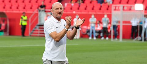 Torsten Lieberknecht applaudiert nach dem Sieg in Ingolstadt