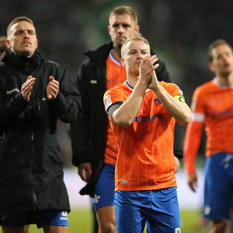 Fabian Holland und die Lilien applaudieren den mitgereisten Fans in Bremen.