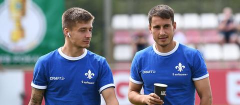 Marvin Mehlem (li.) und Fabian Schnellhardt bleiben bei Darmstadt 98