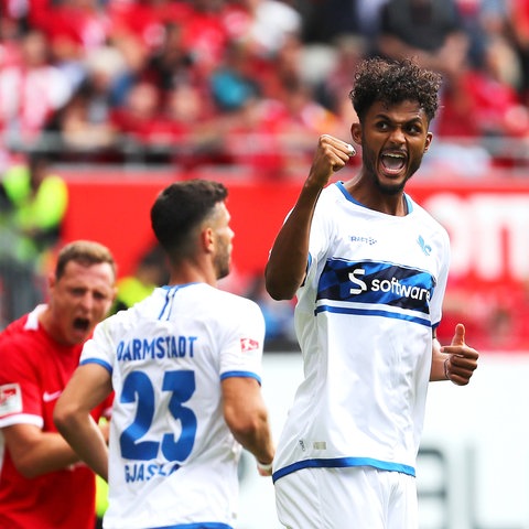Aaron Seydel bejubelt das 3:3 in Kaiserslautern.