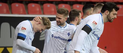 Tim Skarke und andere Darmstädter Spieler jubeln.