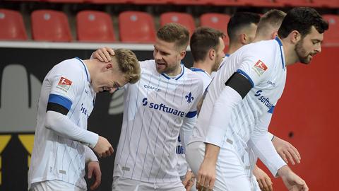 Tim Skarke und andere Darmstädter Spieler jubeln.