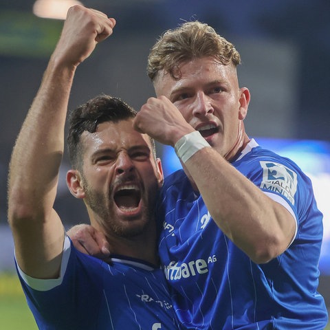 Darmstadt cheers after the 6-0 victory against Aue
