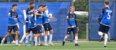 Die U19-Spieler des SV Darmstadt 98 wollen in Karlsruhe jubeln.