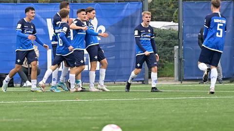 Die U19-Spieler des SV Darmstadt 98 wollen in Karlsruhe jubeln.