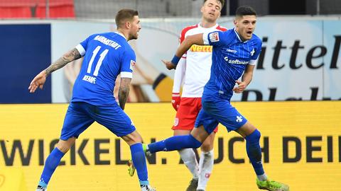Emir Karic bejubelt das 1:0 in Regensburg (r.). 