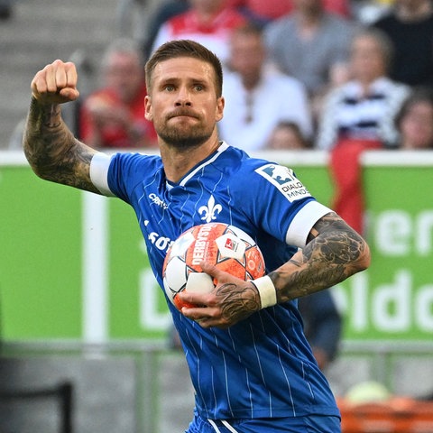 Tobias Kempe feiert seinen Treffer in Düsseldorf. 