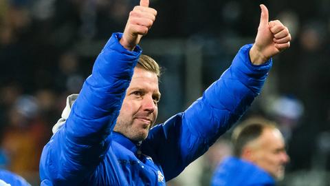 Florian Kohfeldt klatscht nach dem Sieg gegen Kaiserslautern in Richtung Fans