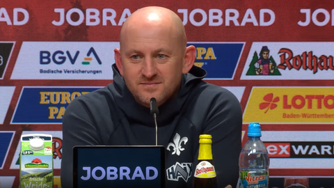 Darmstadts Cheftrainer Torsten Lieberknecht auf einer Pressekonferenz.