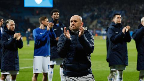 Lilien-Trainer Torsten Lieberknecht und sein Team nach Abpfiff in Bochum