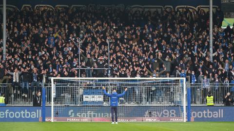 Torsten Lieberknecht feiert mit den Fans.