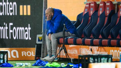 Torsten Lieberknecht sitzt nach dem Abpfiff in Heidenheim enttäuscht auf der Trainerbank.