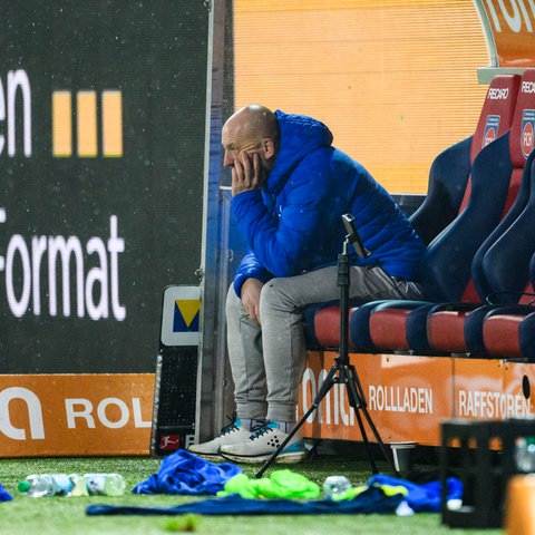 Torsten Lieberknecht sitzt nach dem Abpfiff in Heidenheim enttäuscht auf der Trainerbank.