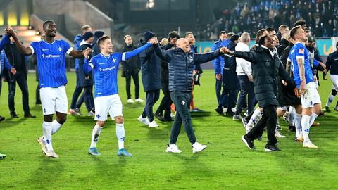 Torsten Lieberknecht feiert mit seinen Spielern nach dem Sieg gegen Heidenheim. 
