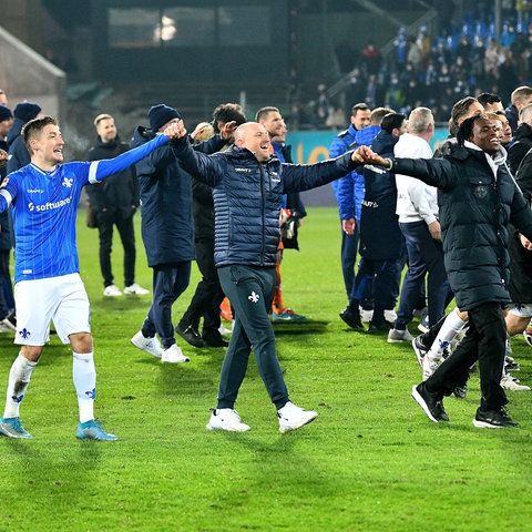 Torsten Lieberknecht feiert mit seinen Spielern nach dem Sieg gegen Heidenheim. 