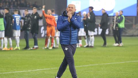 Torsten Lieberknecht wird nach dem Sieg gegen Nürnberg von den Fans gefeiert.