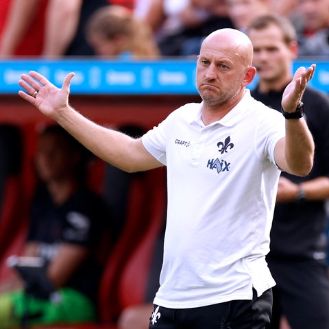 Torsten Lieberknecht mit weißem Shirt und fragendem Blick.