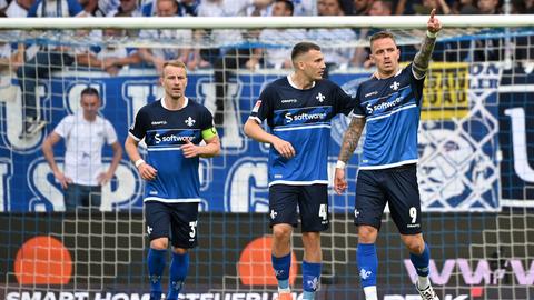 Von Mallorca zurück auf den Platz: die Lilien-Spieler um Phillip Tietz (rechts)