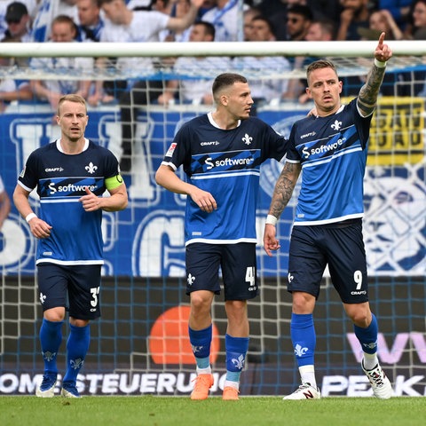 Von Mallorca zurück auf den Platz: die Lilien-Spieler um Phillip Tietz (rechts)