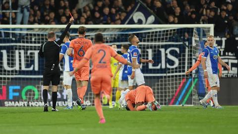 Fabian Holland sieht gegen Bochum Rot.