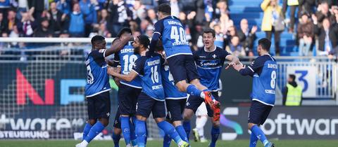 Die Lilien bejubeln das späte Siegtor gegen Braunschweig.