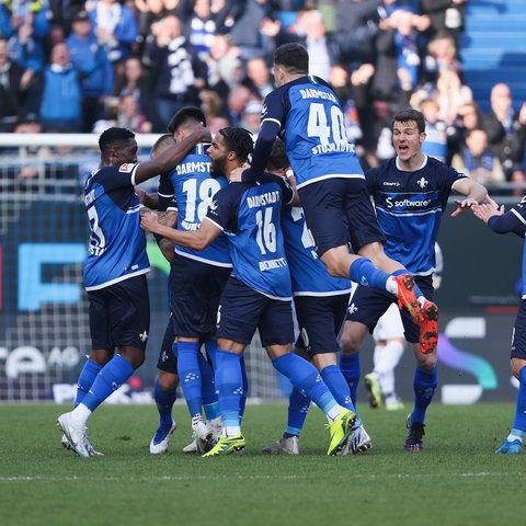 Die Lilien bejubeln das späte Siegtor gegen Braunschweig.