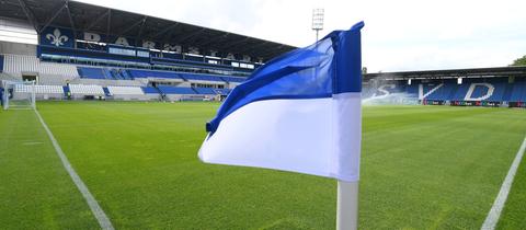 Die blau-weiße Eckfahne weht im leeren Stadion am Böllenfalltor. 