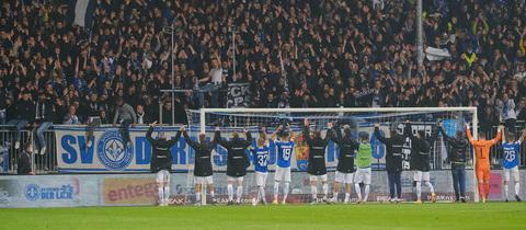 Mannschaft und Fans feiern den Sieg der Lilien gegen Nürnberg. 