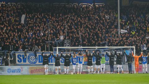 Mannschaft und Fans feiern den Sieg der Lilien gegen Nürnberg. 