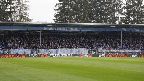 Lilien-Fans gedenken Inge (Plakat rechts)