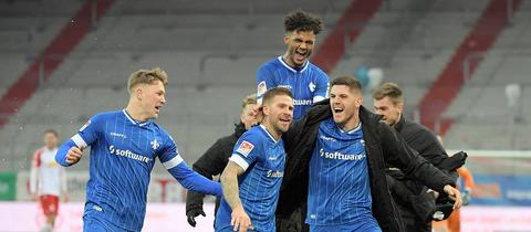 Die Lilien feiern das 2:0 von Tobias Kempe in Regensburg.