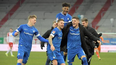 Die Lilien feiern das 2:0 von Tobias Kempe in Regensburg.