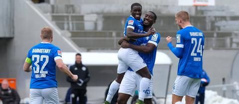 Die Lilien feiern beim 3:1 gegen Kiel. 