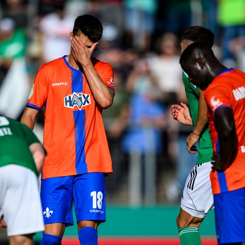 Enttäuschung bei Mathias Honsak und Braydon Manu von Darmstadt 98 in Homburg