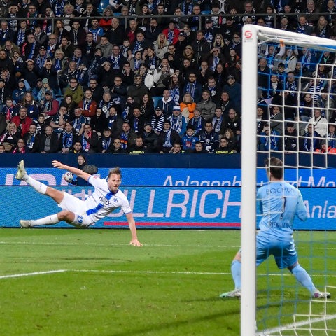 Oscar Vilhelmsson trifft zum Ausgleich in Bochum.