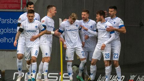 Die Lilien-Mannschaft jubelt in Ingolstadt