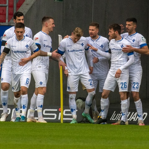 Die Lilien-Mannschaft jubelt in Ingolstadt