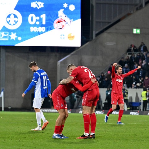 Die Kölner bejubeln den 1:0-Sieg in Darmstadt