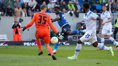 Braydon Manu erzielt das 1:1 gegen den KSC