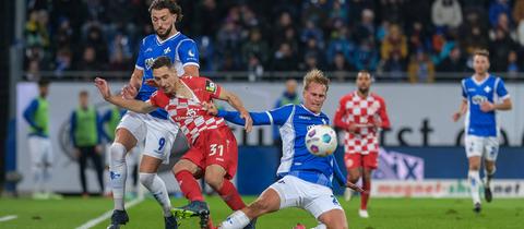 Fraser Hornby und Oscar Vilhelmsson im Duell mit Dominik Kohr von Mainz 05