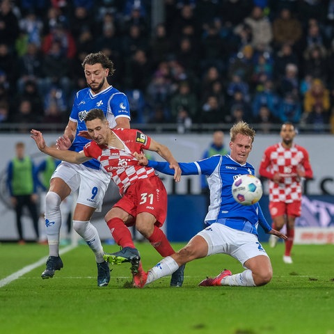 Fraser Hornby und Oscar Vilhelmsson im Duell mit Dominik Kohr von Mainz 05