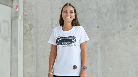 Ein Model trägt ein T-Shirt aus der Lilien-Modelinie "Sportfairein"