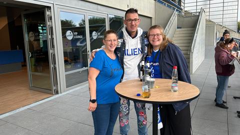 Lilien-Fans bij de Open-Air-Übernachtung. 