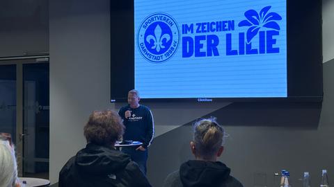 Lilien-Vizepräsident Markus Pfitzner auf dem Podium.  