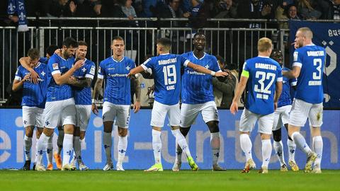 Die Lilien bejubeln Torschütze Luca Pfeiffer.