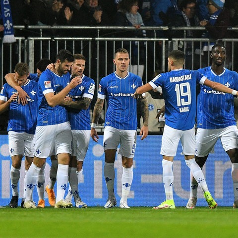 Die Lilien bejubeln Torschütze Luca Pfeiffer.