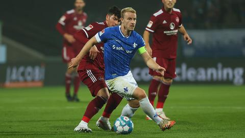 Fabian Holland von Darmstadt 98 im Spiel gegen Nürnberg
