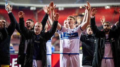 Die Lilien feiern den Auswärtssieg in Nürnberg mit ihren Fans.